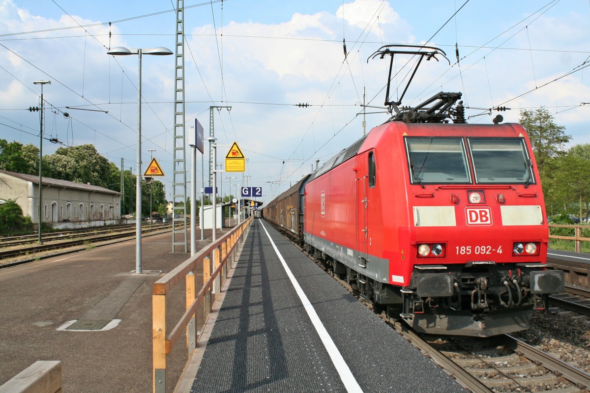 185 092-4 mit einem gemischten Gterzug auf dem Weg nach Basel Rbf/Weil am Rhein am Nachmittag des 25.04.14 im Bahnhof Mllheim (Baden).