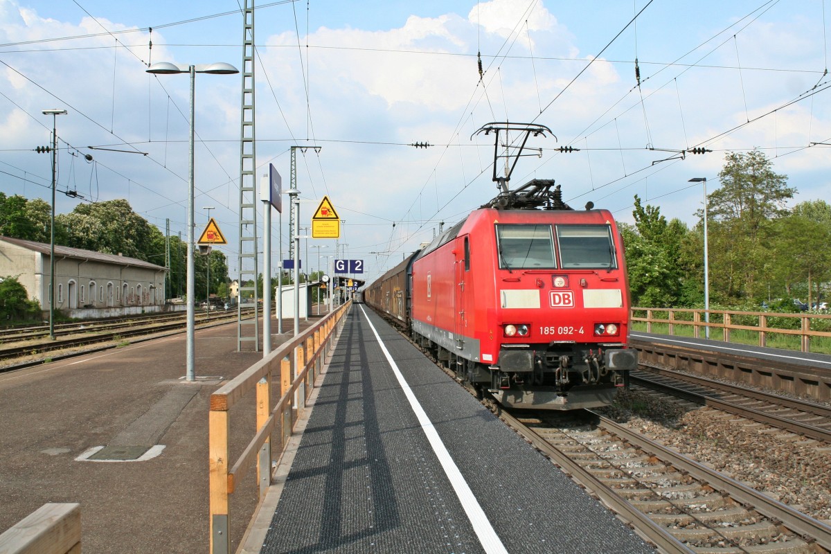 185 092-4 mit einem gemischten Gterzug auf dem Weg nach Basel am Nachmittag des 25.04.14 in Mllheim (Baden).