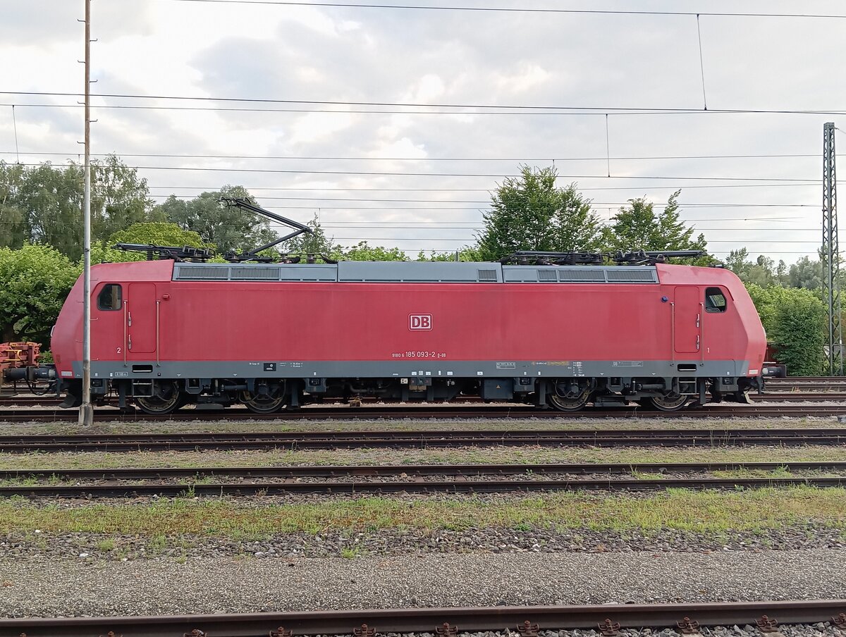 185 093-2 der DB wartet in Radolfzell am 22.07.2024 am Abend auf Weiterfahrt