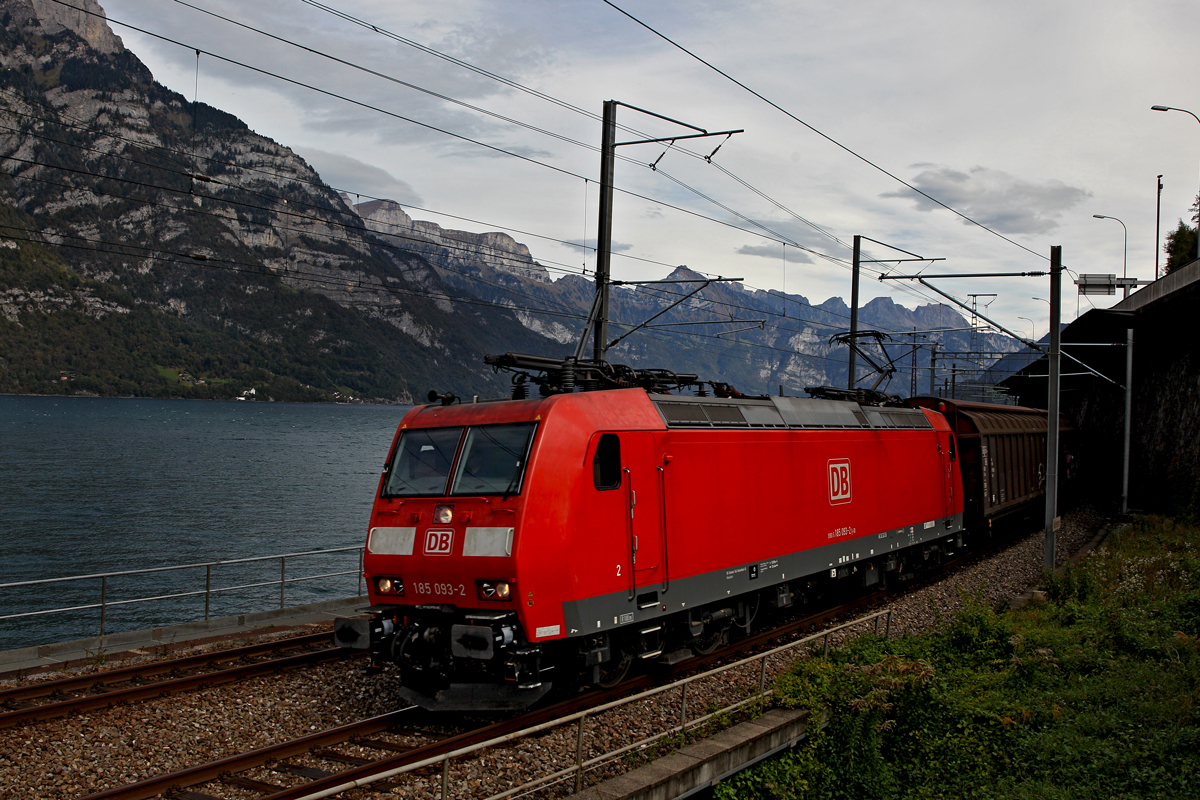 185 093-2 mit dem  Red Bull Zug  bei der Vorüberfahrt in Mühlehorn am Walensee.Bild vom 7.10.2014