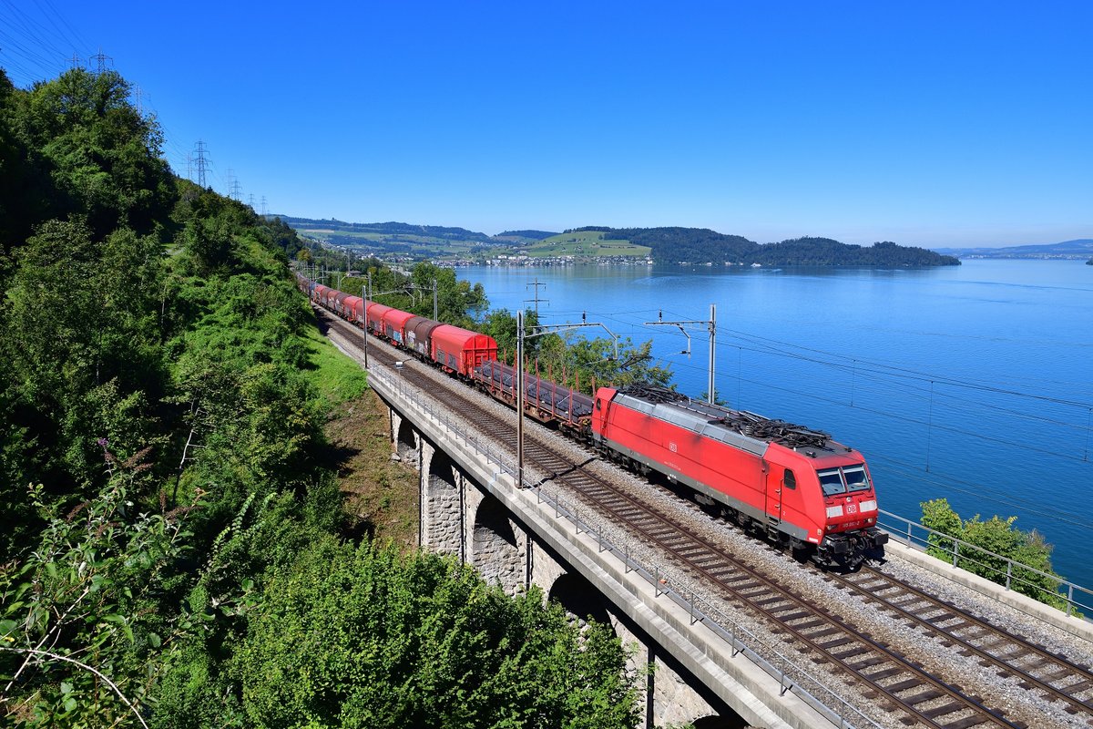 185 093 mit einem Güterzug am 04.09.2020 bei Immensee.