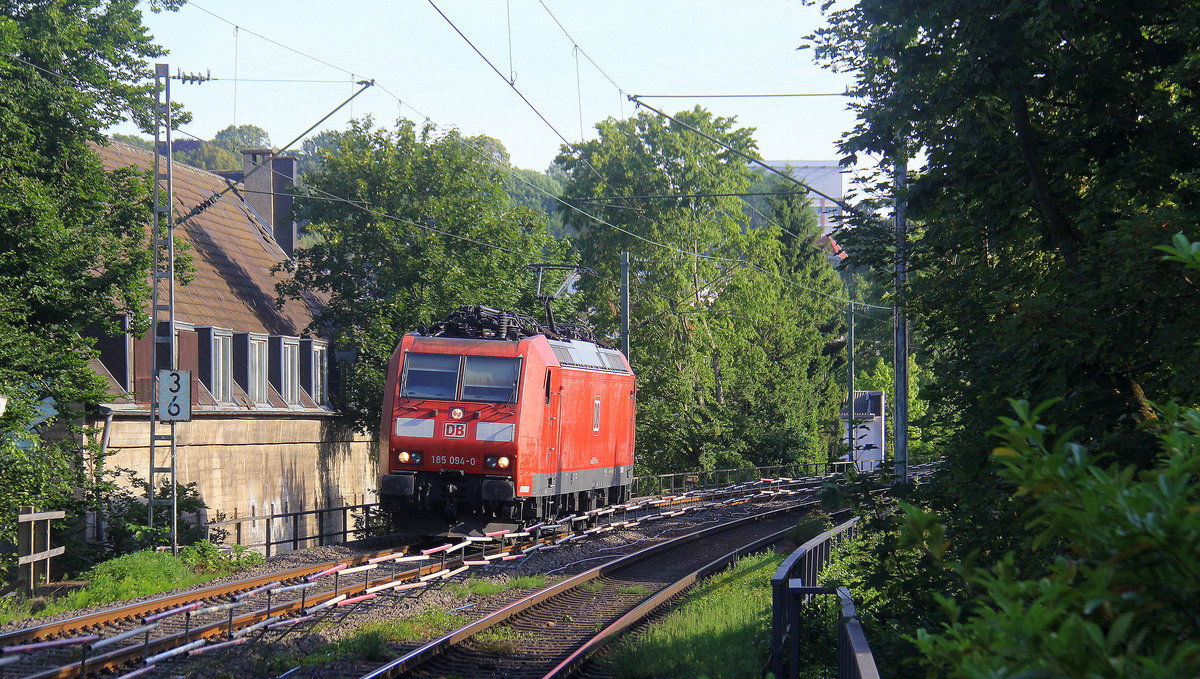 185 094-0 DB kommt als Lokzug aus Aachen-West nach Köln-Gremberg aus Richtung Aachen-West und fährt durch Aachen-Schanz in Richtung Aachen-Hbf,Aachen-Rothe-Erde,Aachen-Eilendorf,Stolberg-Hbf(Rheinland)Eschweiler-Hbf,Langerwehe,Düren,Merzenich,Buir,Horrem,Kerpen-Köln-Ehrenfeld,Köln-West,Köln-Süd. Aufgenommen vom Bahnsteig von Aachen-Schanz. 
Bei Sommerwetter am 24.62019.
