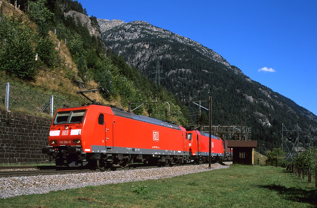 185 094 und 185 117 erklimmen den Gotthard bei Wassen, 10.09.2011.