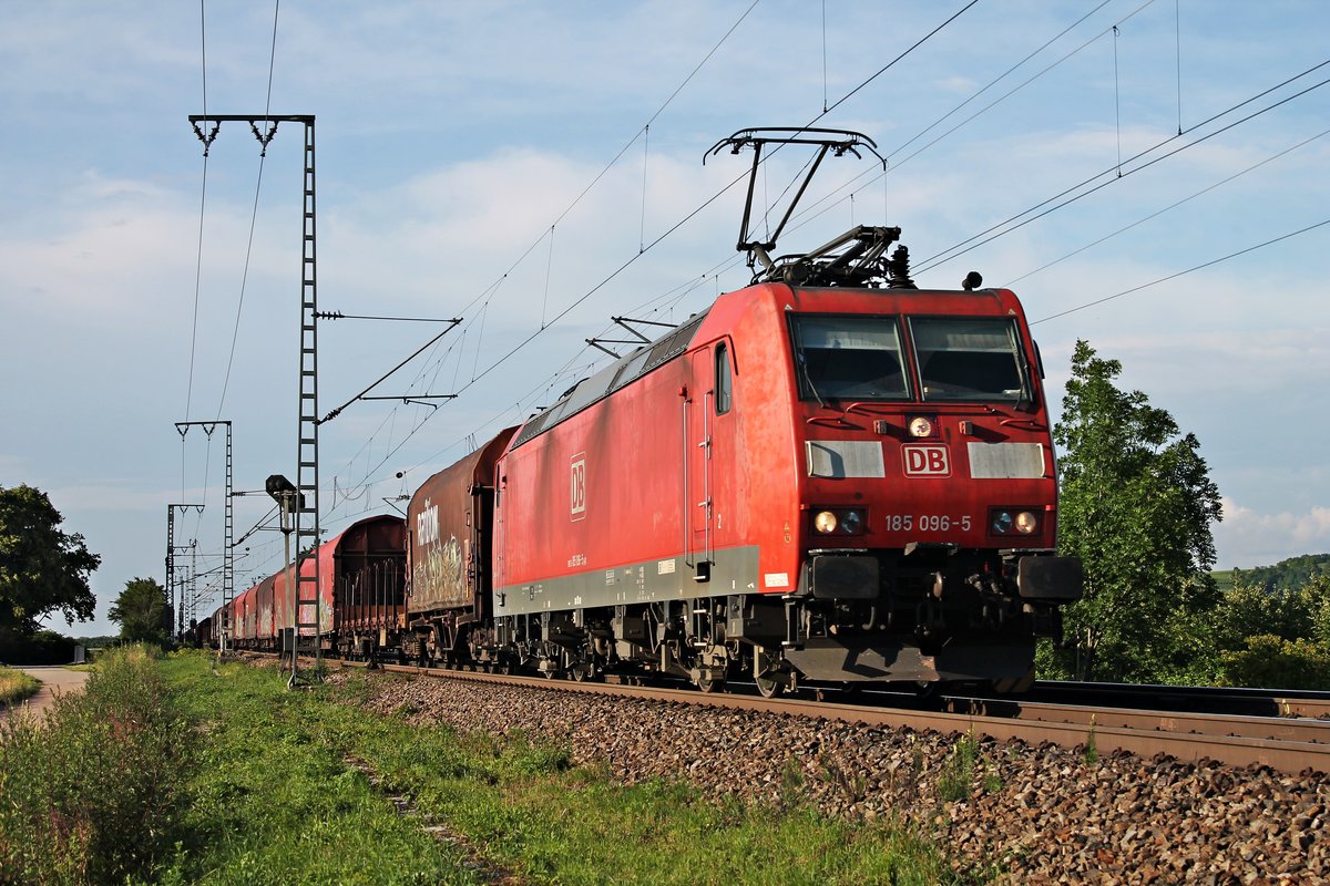 185 096-5 am Nachmittag des 07.06.2018 mit einem gemischten Güterzug (Mannheim Rbf - Chiasso Smistamento) zwischen Hügelheim und Müllheim (Baden) und fuhr über die Rheintalbahn in Richtung Schweizer Grenze.