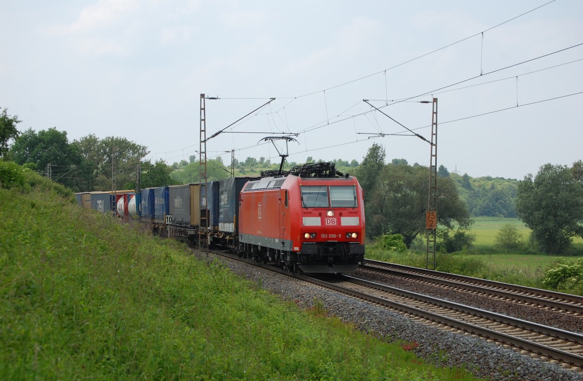 185 096-5 mit KT 40008 Gallarate/I - Taulov/DK am 11.06.2013 bei Salzderhelden