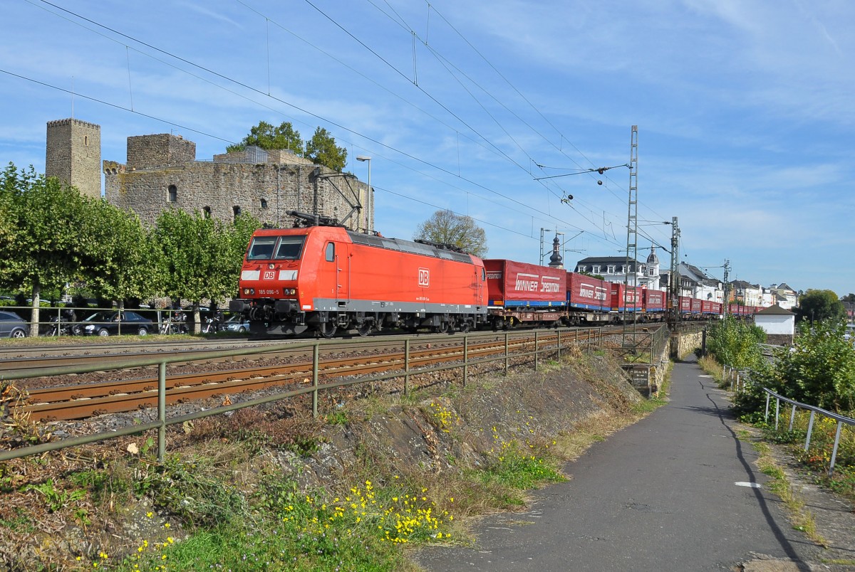 185 096 mit einem Winner KLV auf der rechten Rheinstrecke in Bahnhof von Rüdesheim am Rhein.Aufgenommen am Tag der Deutschen Einheit den 3.10.2013