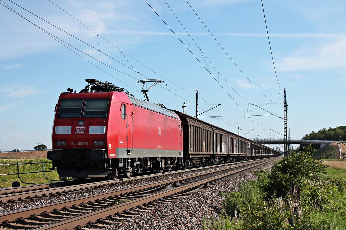 185 099-9 mit dem GK 49063 (Offenburg Gbf - Buchs SG) am Morgen des 04.07.2020 südlich vom Haltepunkt Auggen.