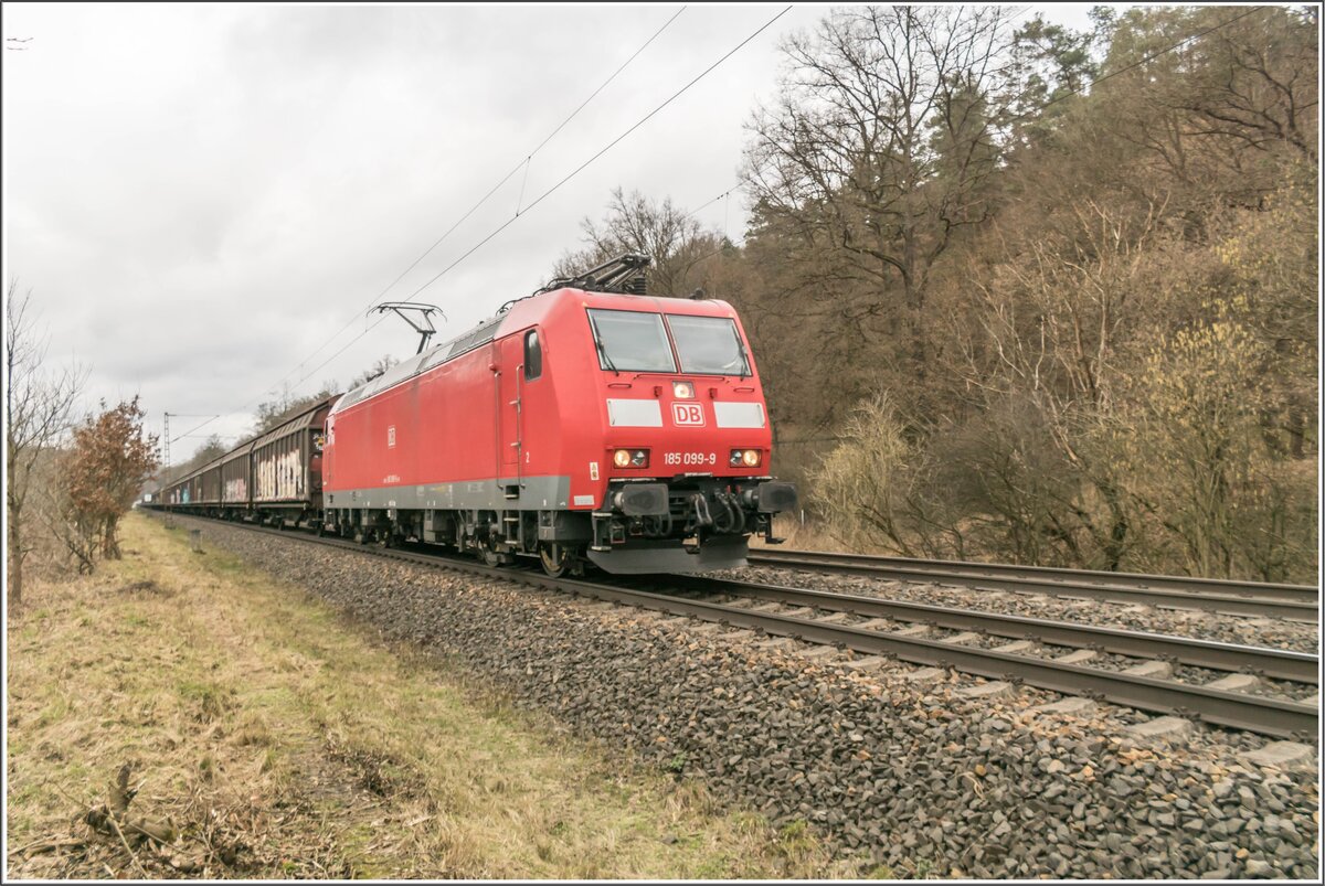 185 099-9 mit einem gemischten Güterzug im Haunetal am 09.02.2022 unterwegs.