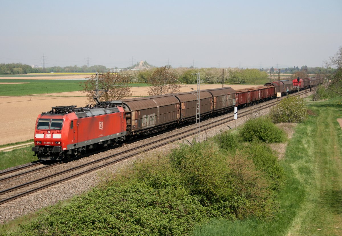 185 099 mit EZ 45001 (Mannheim Rbf–Chiasso) am 22.04.2015 zwischen Buggingen und Mllheim (Baden)