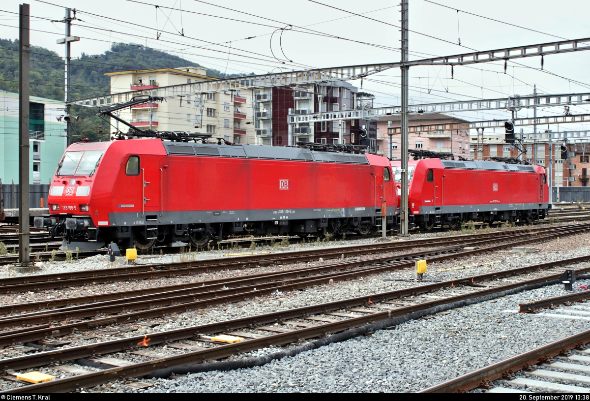 185 100-5 und 185 125-2 DB rangieren im Bahnhof Chiasso (CH).
Der Abstand zwischen beiden Oberleitungsmasten hätte besser nicht ausfallen können, um die erste Lok einzupassen.
Aufgenommen am Ende des Bahnsteigs 4/7.
[20.9.2019 | 13:38 Uhr]