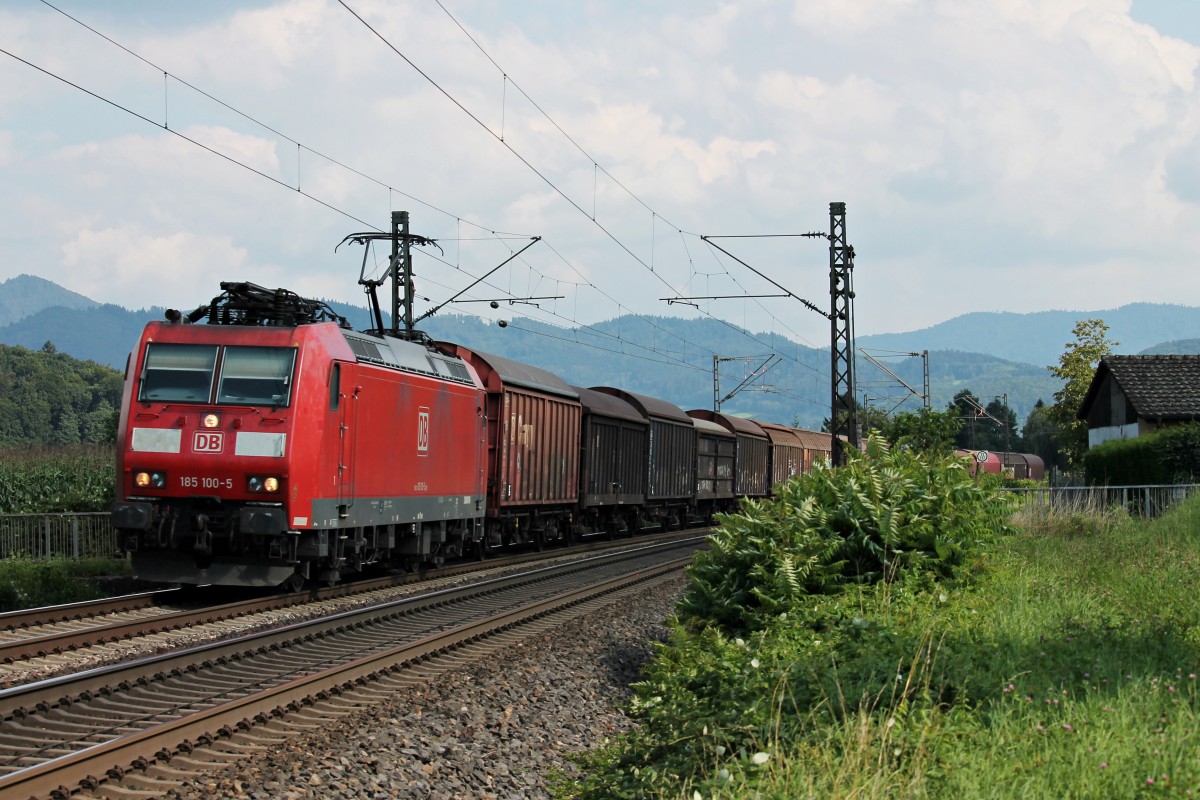 185 100-5 mit einem gemischten Güterzug am 01.08.2014 bei Kollmarsreute auf dem Weg nach Mannheim Rbf.