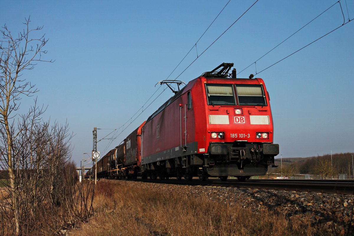 185 101-3 am 07.02.2015 ebenfalls mit einem gemischten Güterzug in Richtung Schweizer Grenze bei Hügelheim.
