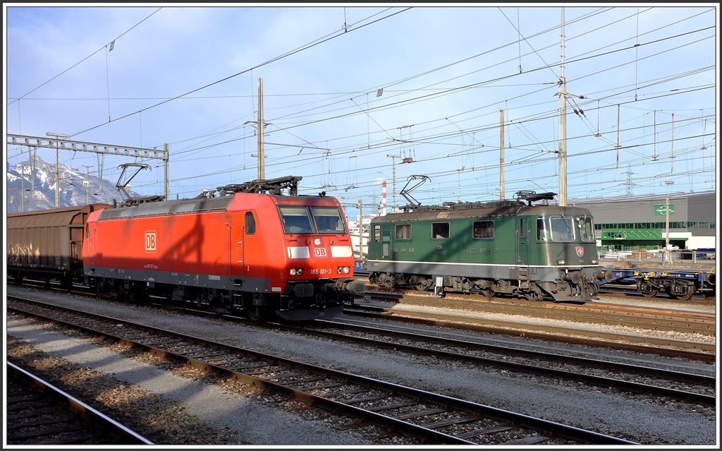 185 101-3 mit Redbullzug und Re 430 11364 in Buchs SG. (15.01.2015)