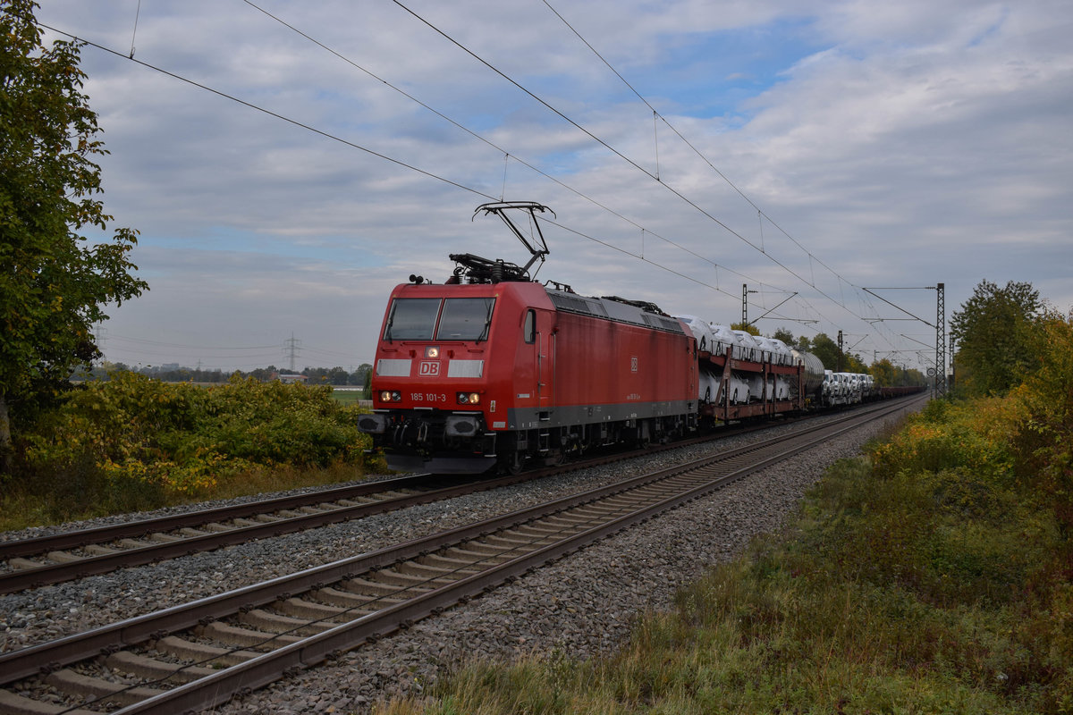 185 101 zieht am 11.10.2018 einen 15,5 Stunden verspäteten EZ nach Basel. Auf dem Bild passiert er den Hp Buggingen.