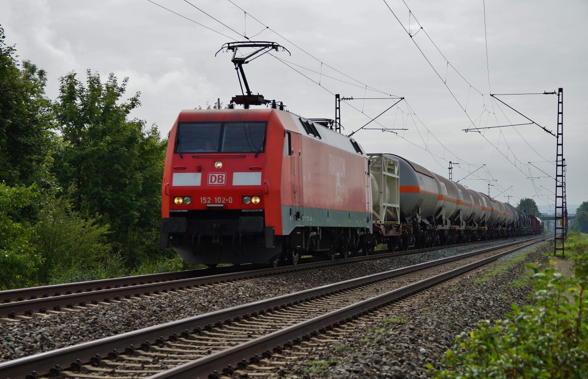 185 102-0 zieht am 08.09.15 bei Thüngersheim einen Gaskesselzug in Richtung Gemünden.