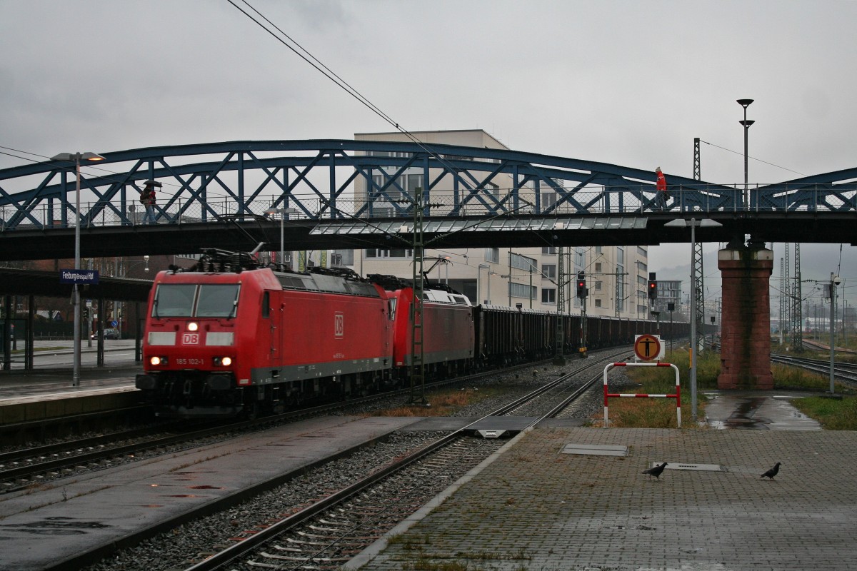 185 102-1 und 185 104-7 zusammen mit dem Tonerdezug gen Norden am Mittag des 14.12.13 bei der Durchfahrt des Freiburger Hauptbahnhofs.