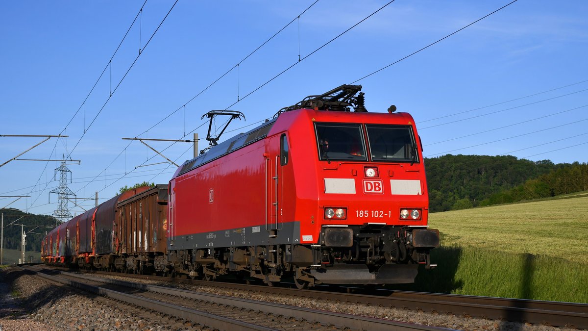 185 102-1 unterwegs nach Basel kurz vor Frick AG an der Bözberglinie am Abend des 07.05.2020.