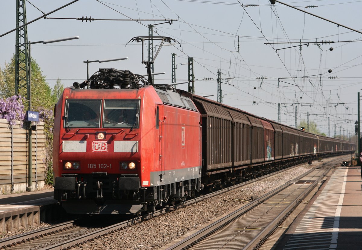185 102 mit GB 49151 (Wanne-Eickel–Wolfurt) am 23.04.2015 in Bad Krozingen