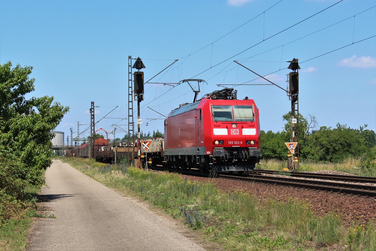 185 103 ist am 20.06.2018 mit einem Mischer bei Waghäusel in Richtung Süden unterwegs.