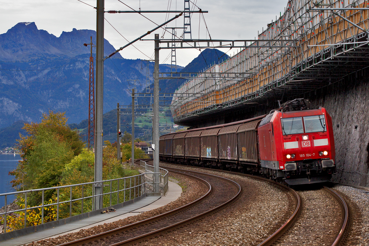 185 104-7 fährt mit dem Red Bull Zug in Mühlehorn vorbei.Bild vom 5.10.2015