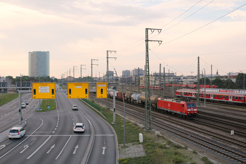 185 106 wurde am 25. Juli 2014 vom Kleinfeldsteg in Mannheim fotografiert.