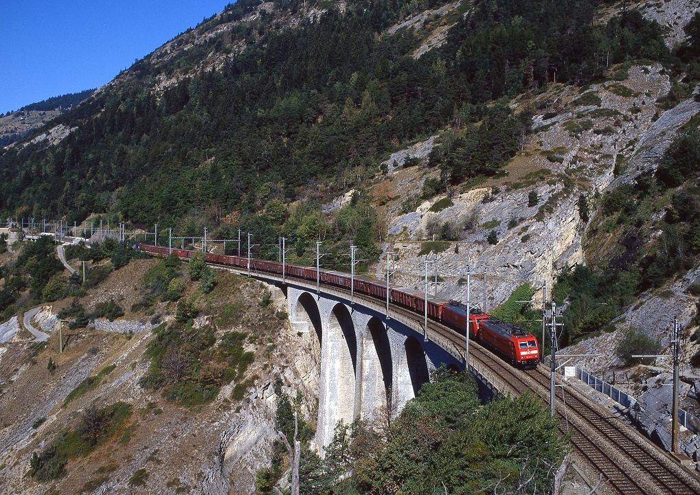 185 107 und 185 115 auf der Lötschberg Südrampe bei Hohtenn, 12.09.2003.