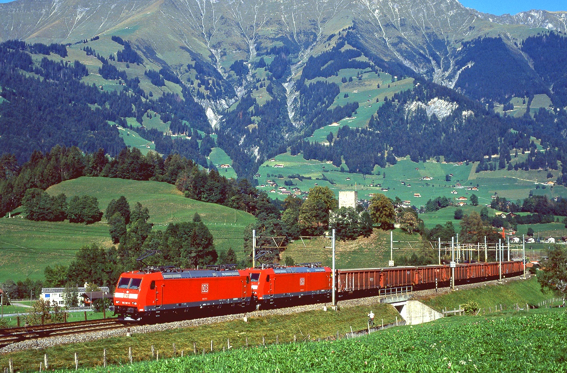 185 107 und 185 131 mühen sich mit einem Tonerdezug die Lötscbergrampe hinauf. Aufnahme bei Frutigen, 15.09.2003.