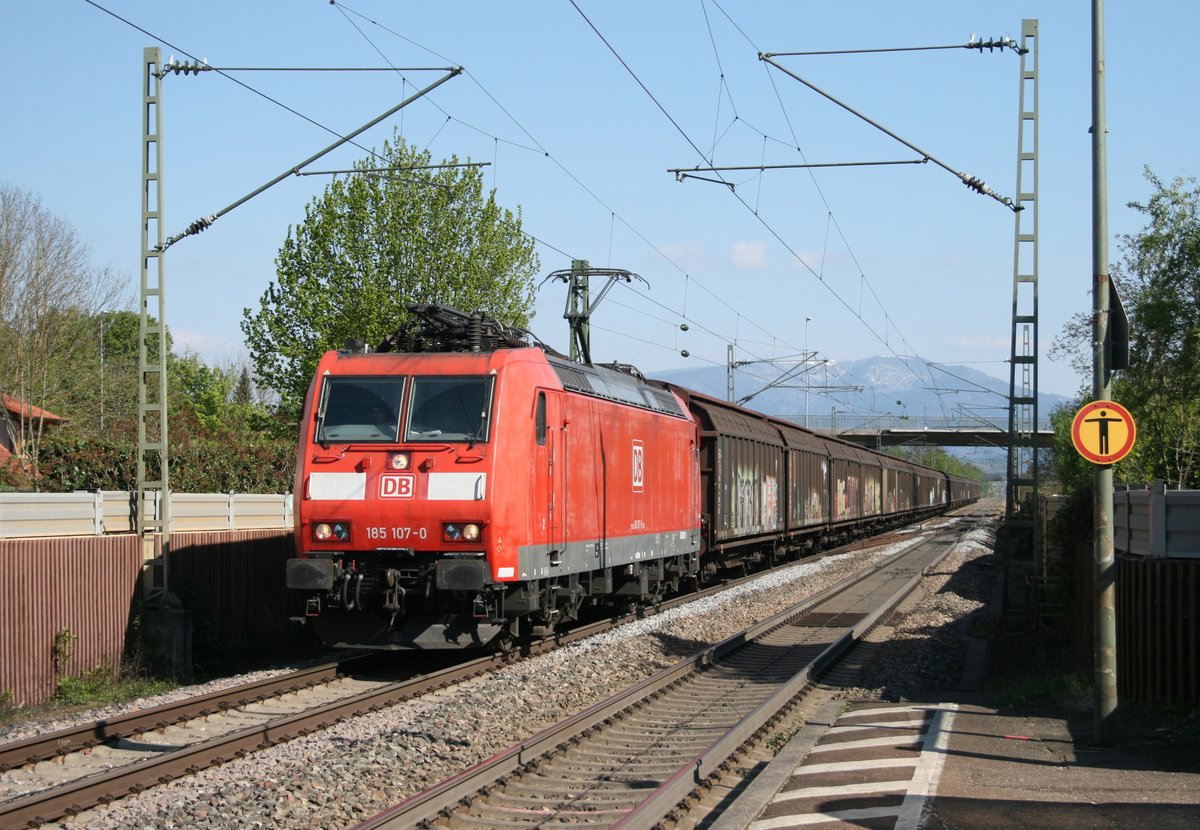 185 107 mit GB 49054 (Buchs SG–Gremberg) am 20.04.2017 in K�ndringen