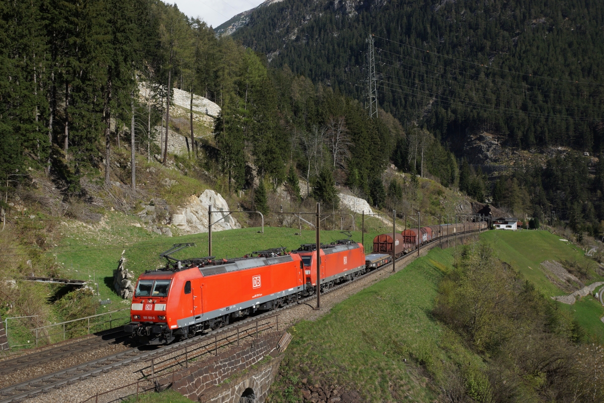 185 109-6 und 185 096-5 ziehen am 22.04.2014 einen Güterzug von Wassen Richtung Göschenen.