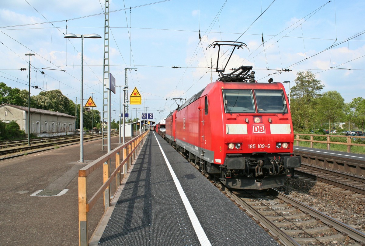 185 109-6 und 185 101-3 mit einem gemischten Gterzug in Richtung Weil am Rhein Rbf am Nachmittag des 25.04.14 in Mllheim (Baden).