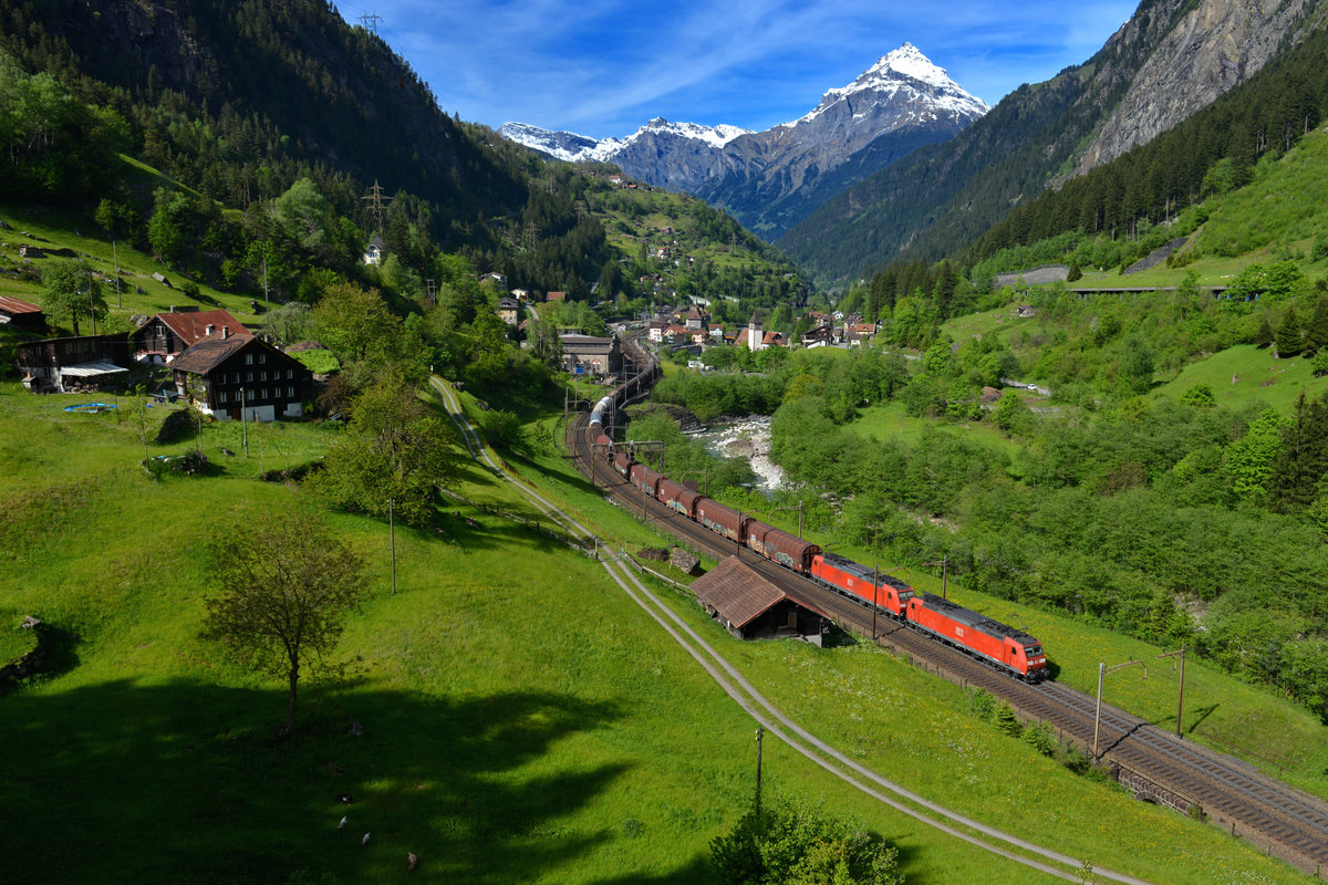 185 110 + 185 xxx mit einem Güterzug am 21.05.2016 bei Gurtnellen.
