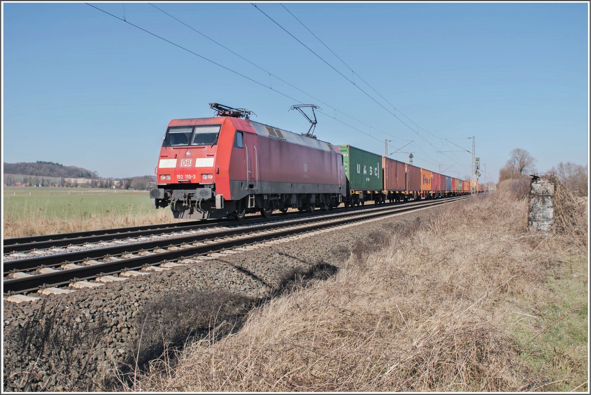 185 110-3 ist am 09.03.2022 bei Friedland mit einem Containerzug unterwegs.