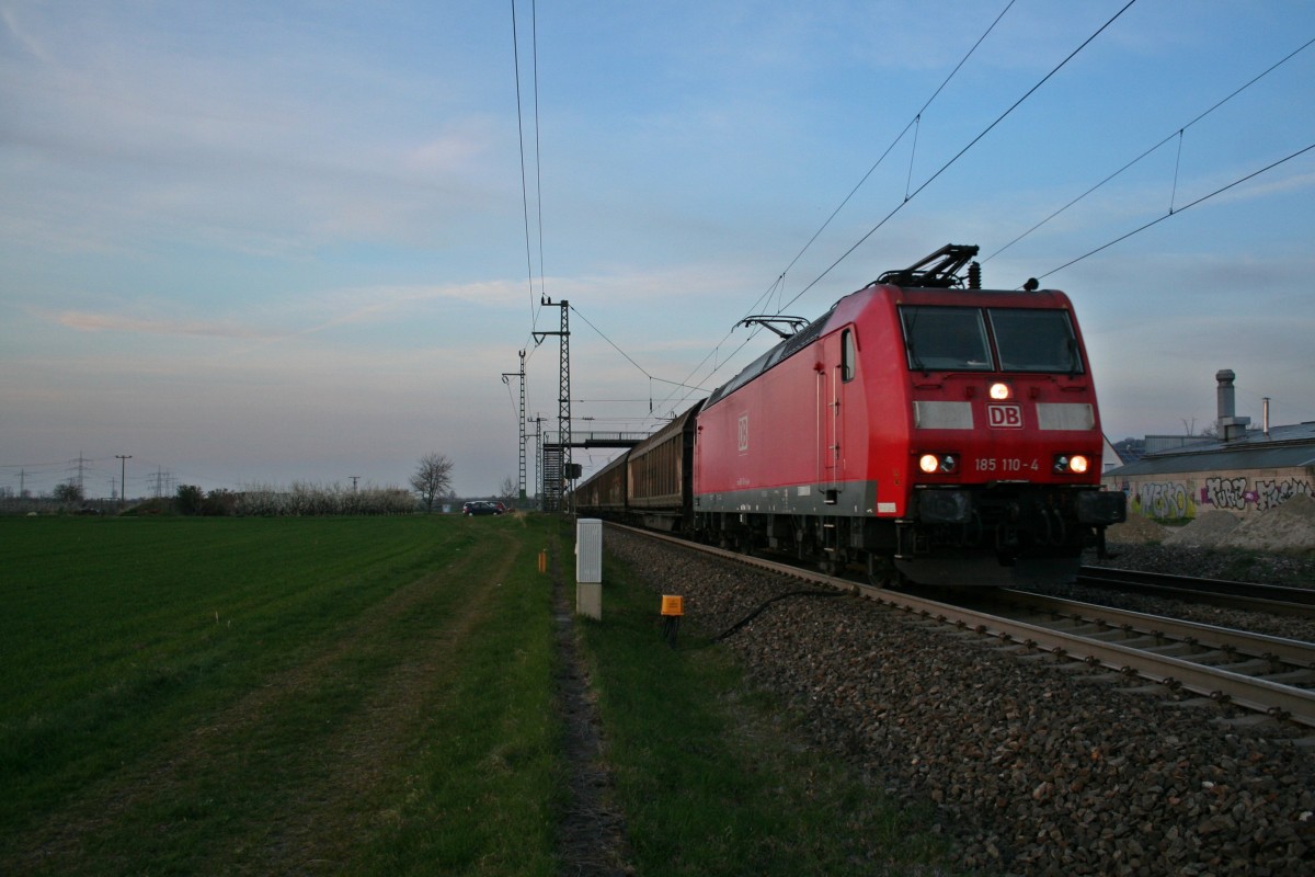 185 110-4 mit einem gemischten Gterzug gen Sden am Abend des 29.03.14 in Auggen.