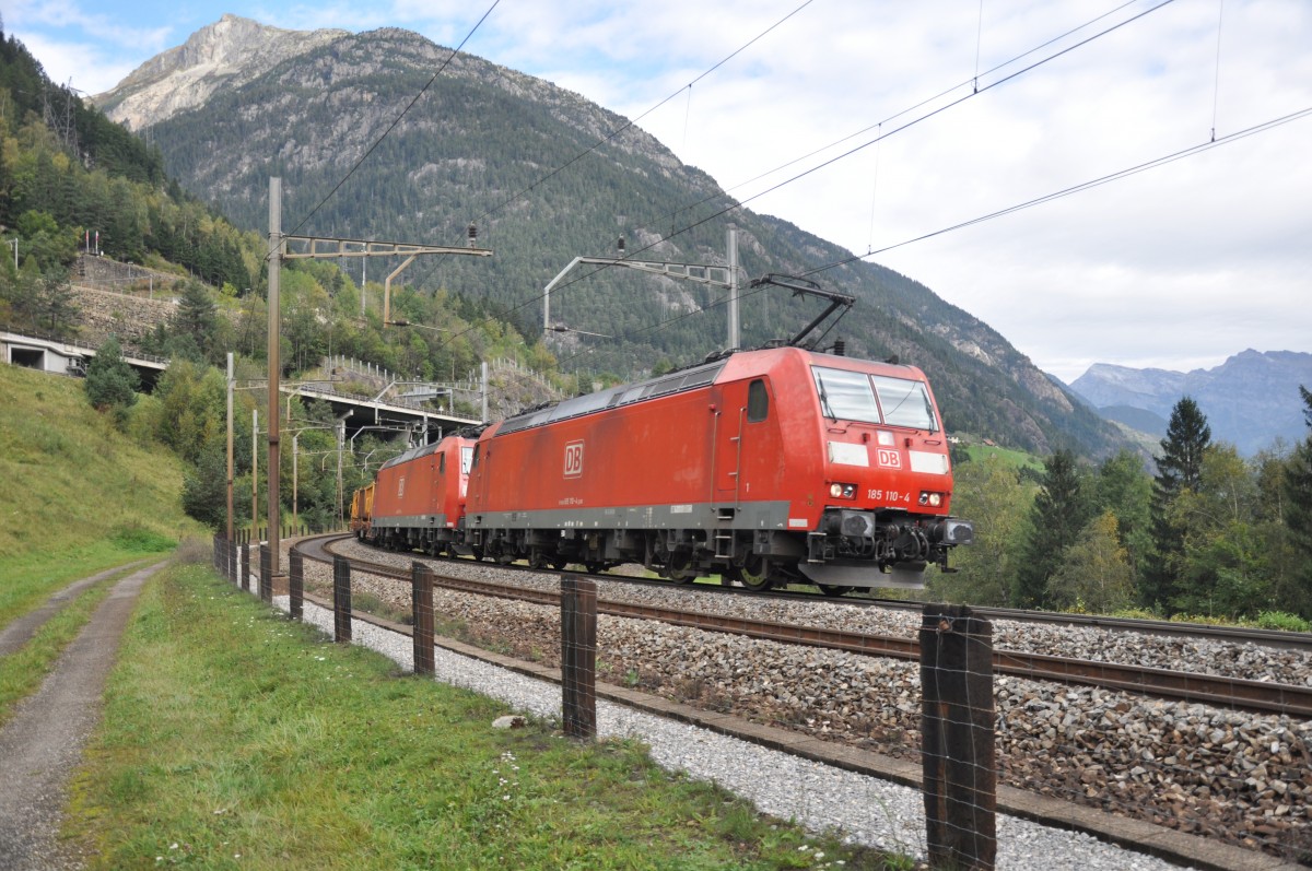 185 110-4 und eine weitere BR 185 streben mit ihrem Kieszug durch die Wattingerkurve bei Wassen dem Gotthard entgegen. (26.09.2014) 