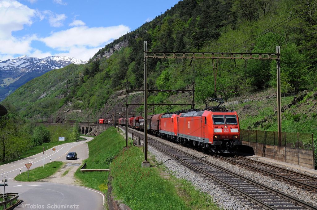 185 110 (91 80 6185 110-4 D-DB) + 185 123 (91 80 6185 123-7 D-DB) mit Güterzug am 11.05.2013 bei Lavorgo