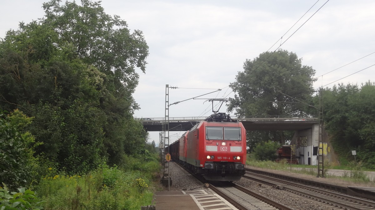 185 110 durchfährt mit einem Güterzug Orschweier in Richtung Norden, August 2014.