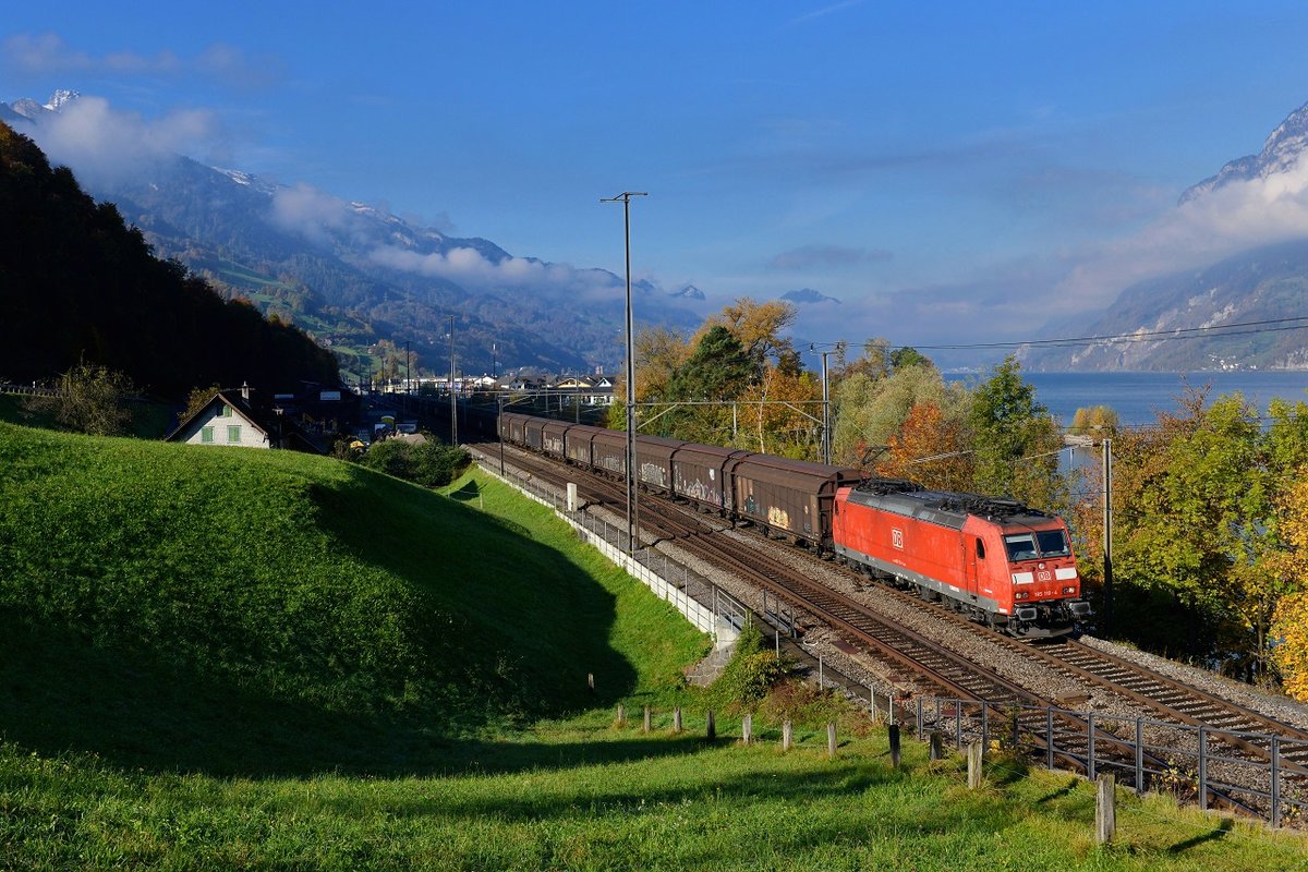 185 110 mit einem Güterzug am 22.10.2016 bei Unterterzen. 