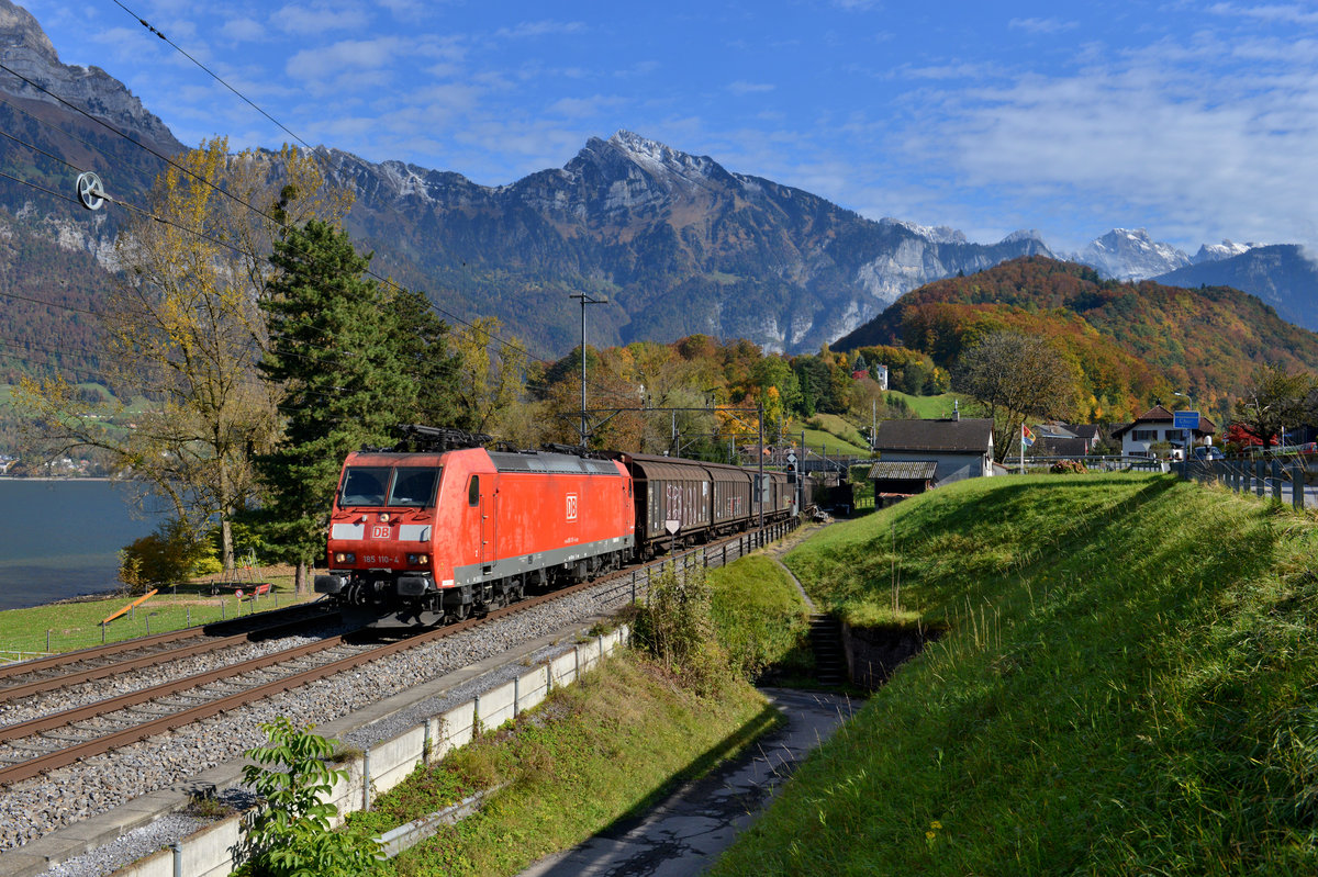 185 110 mit einem Güterzug am 22.10.2016 bei Mols. 