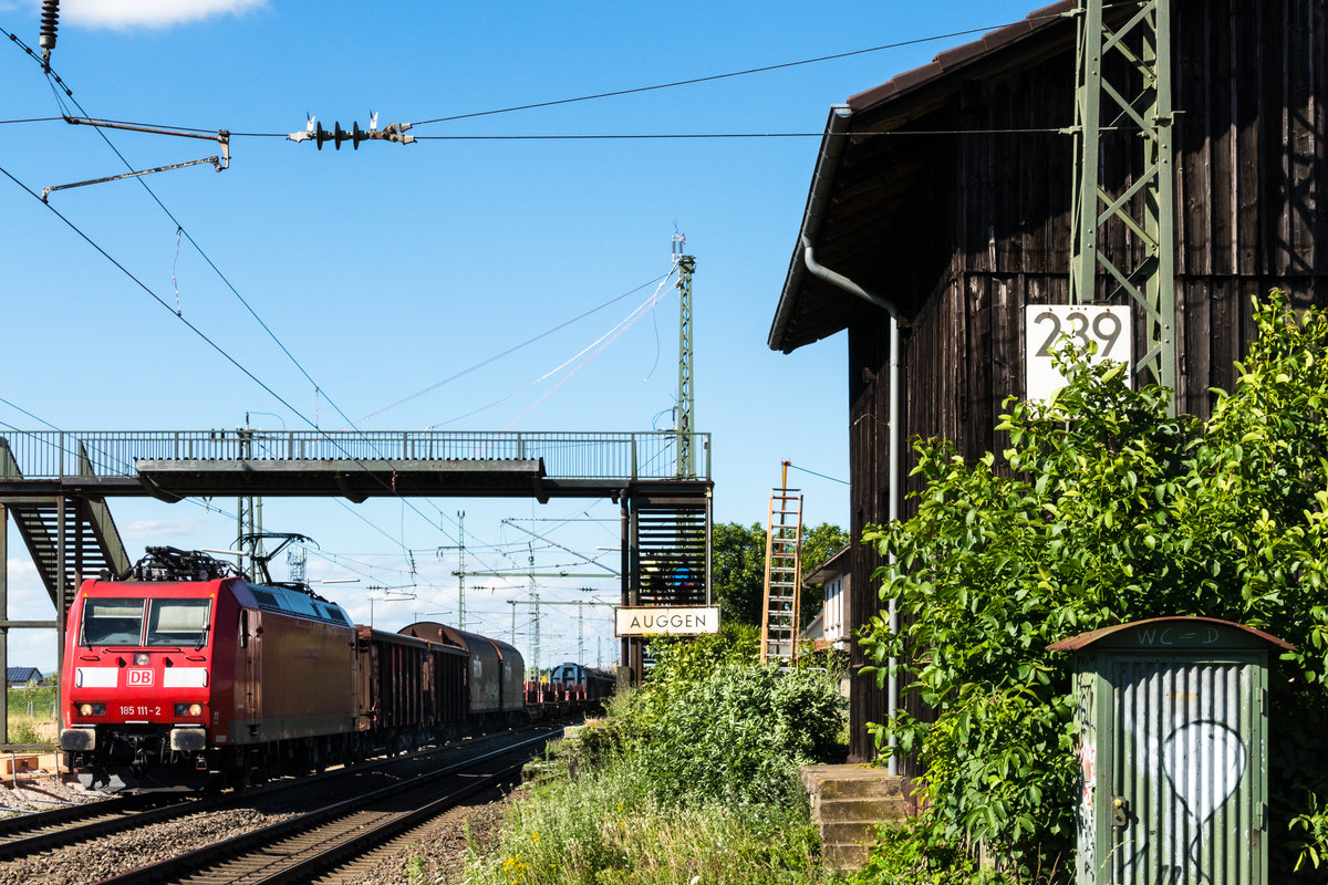 185 111 -2 fährt durch den Bahnhof Auggen Richtung Basel 05.07.2020