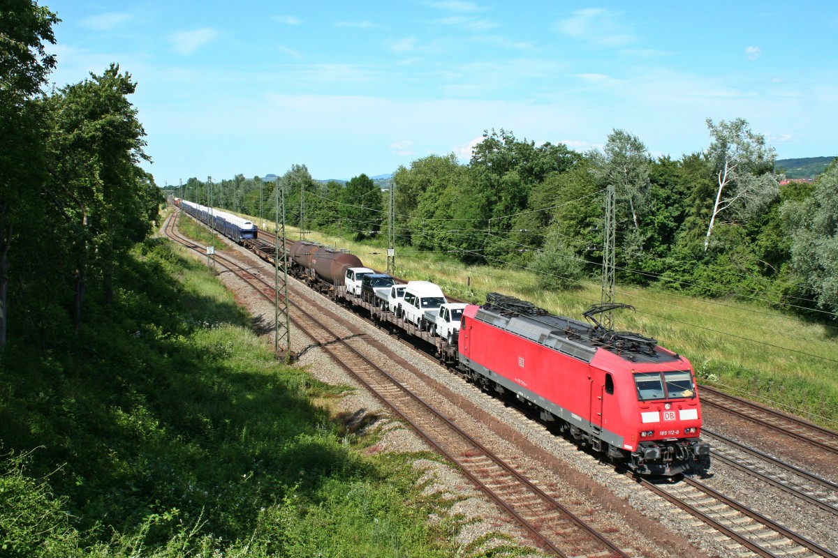 185 112-0 mit einem gemischten Gterzug von Mannheim Rbf nach Basel Bad. Rbf/Weil am Rhein Gbf am Mittag des 06.06.14 in Orschweier.