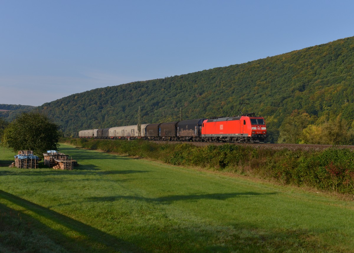 185 113 mit einem Stahlzug am 28.09.2013 bei Wernfeld.