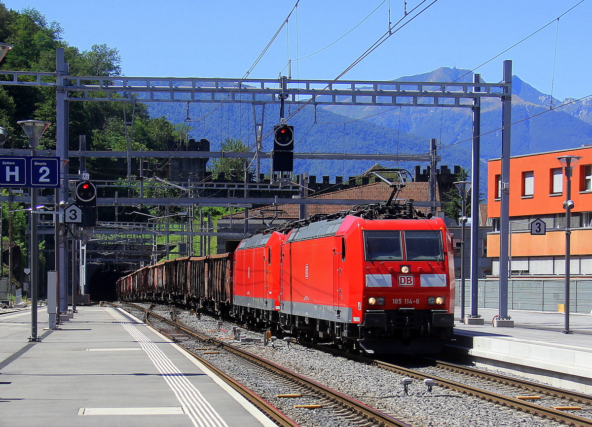 185 114-6 und 185 097-3 beide von DB kommen aus dem Tunnel mit einem gemischten Güterzug aus Chiasso-Gbf(CH) nach Mannheim-Gbf(D) und fuhren durch den Bahnhof von Bellinzona(CH) in Richtung Gotthardtunnel/Deutschland. 
Aufgenommen vom Bahnsteig 3 in Bellinzona(CH). 
Bei Sommerwetter am Vormittag vom 29.7.2019.