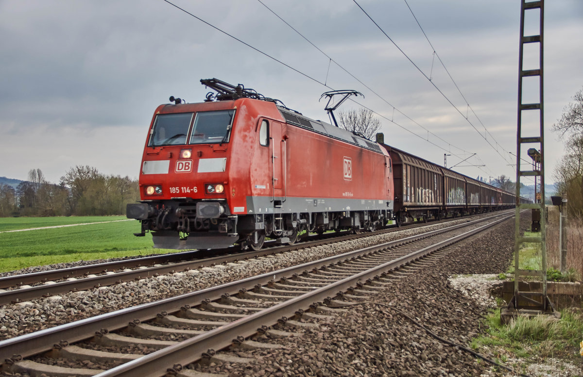 185 114-6 ist am 11.04.2018 mit einen Schiebewandzug in Richtung Norden bei Friedland unterwegs.