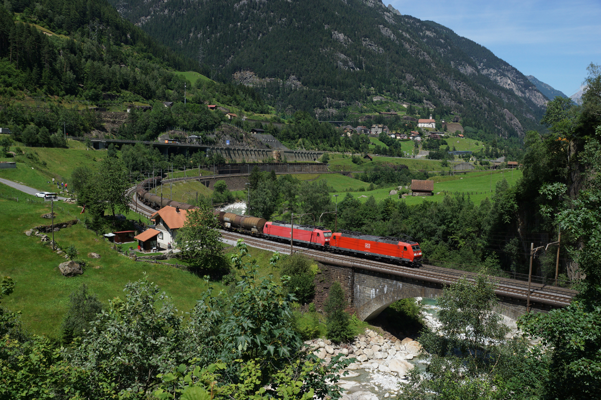 185 115-3 und 185 112-0 ziehen am 03.07.2014 einen Güterzug von Erstfeld Richtung Göschenen, aufgenommen bei Wassen.