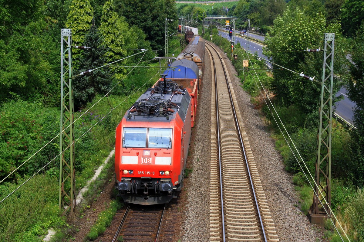 185 115-3 DB kommt aus Richtung Kln mit einem Kurzen gemischten Gterzug aus Kln-Gremberg nach Sden und fhrt in Koblenz auf der Rechte Rheinstrecke KBS 465 bei Bad-Honnef am Rhein bei Sommerwetter am 15.8.2013. 