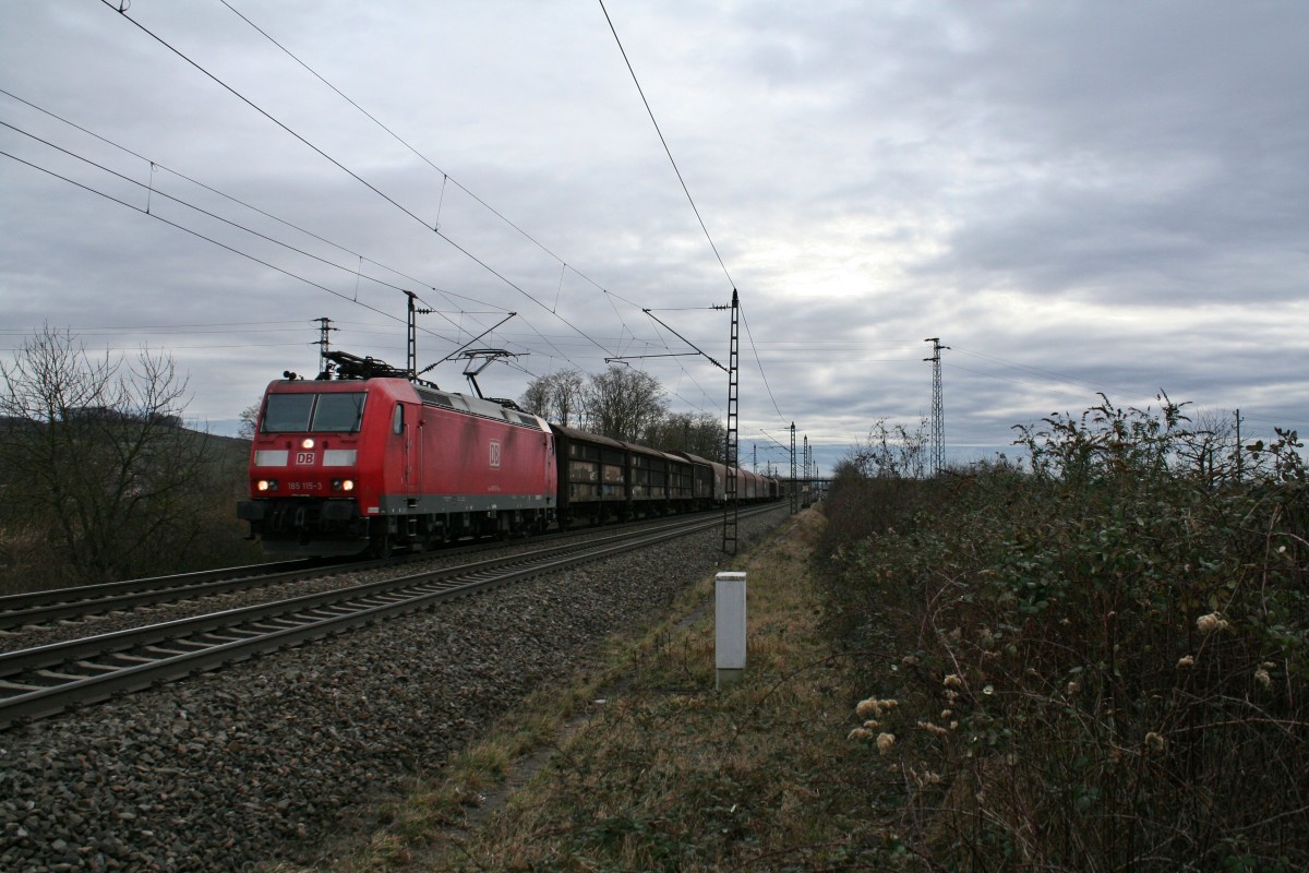 185 115-3 mit einem gemischten Stahlzug in Richtung Norden am Nachmittag des 14.02.14 sdlich von Mllheim (Baden).