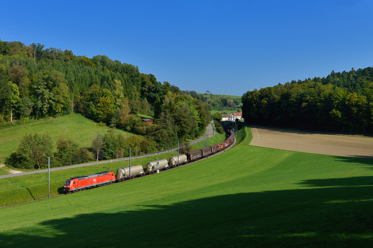 185 117 mit einem Güterzug am 23.09.2017 bei Rafz.