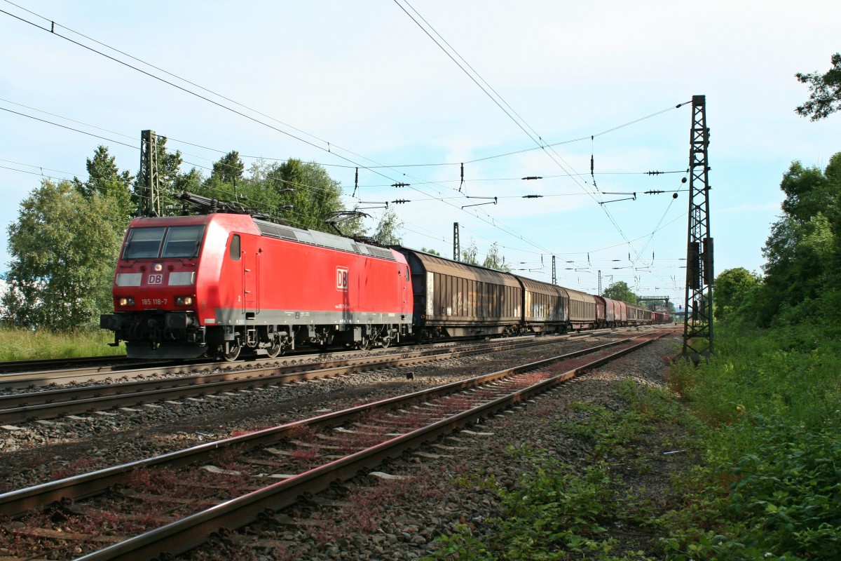 185 118-7 mit einem gemischten Gterzug auf dem Weg nach Mannheim Rbf am Nachmittag des 06.06.14 in Orschweier.