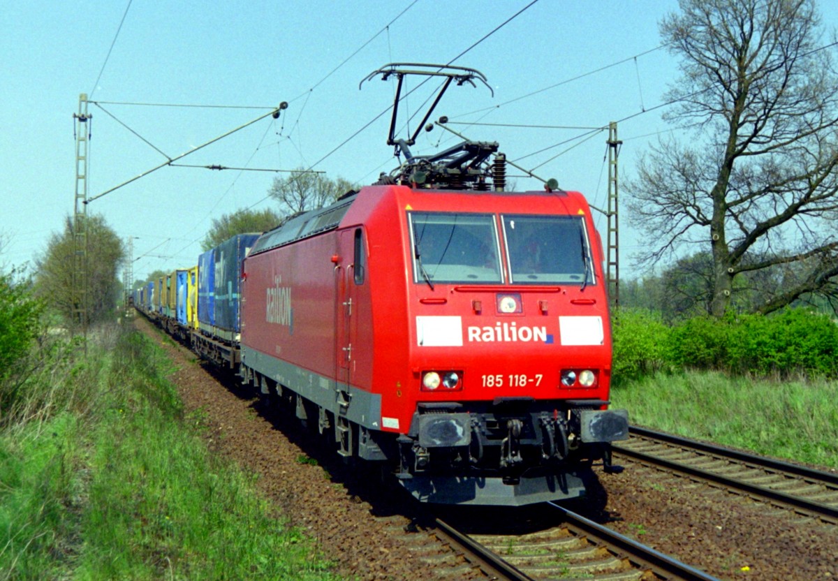 185 118 mit TEC 40007 (Taulov–Gallarate) am 24.04.2005 in Aligse, aufgenommen vom nrdlichen Bahnsteigende