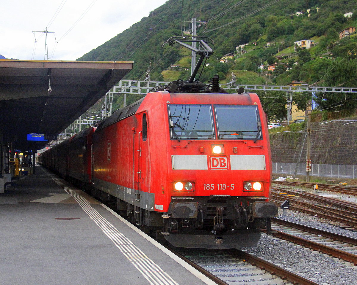 185 119-5 und 185 110-4 beide von DB kommen mit einem gemischten Güterzug aus Mannheim-Gbf(D) nach Chiasso-Gbf(CH) und durchfuhren den Bahnhof von Bellinzona(CH) in Richtung Chiasso(CH).
Aufgenommen vom Bahnsteig 3 in Bellinzona(CH). 
Am Abend vom 28.7.2019. 